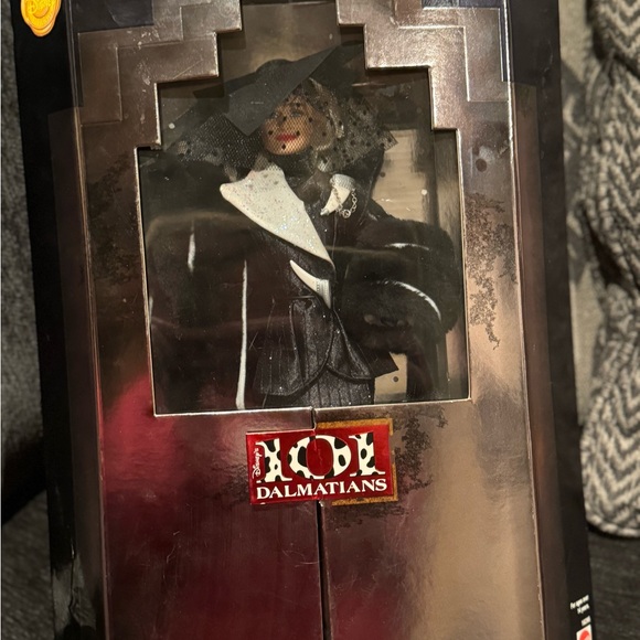 Mattel Disney: 101 Dalmatians - Cruella de Vil Doll (16295) - Picture 7 of 10